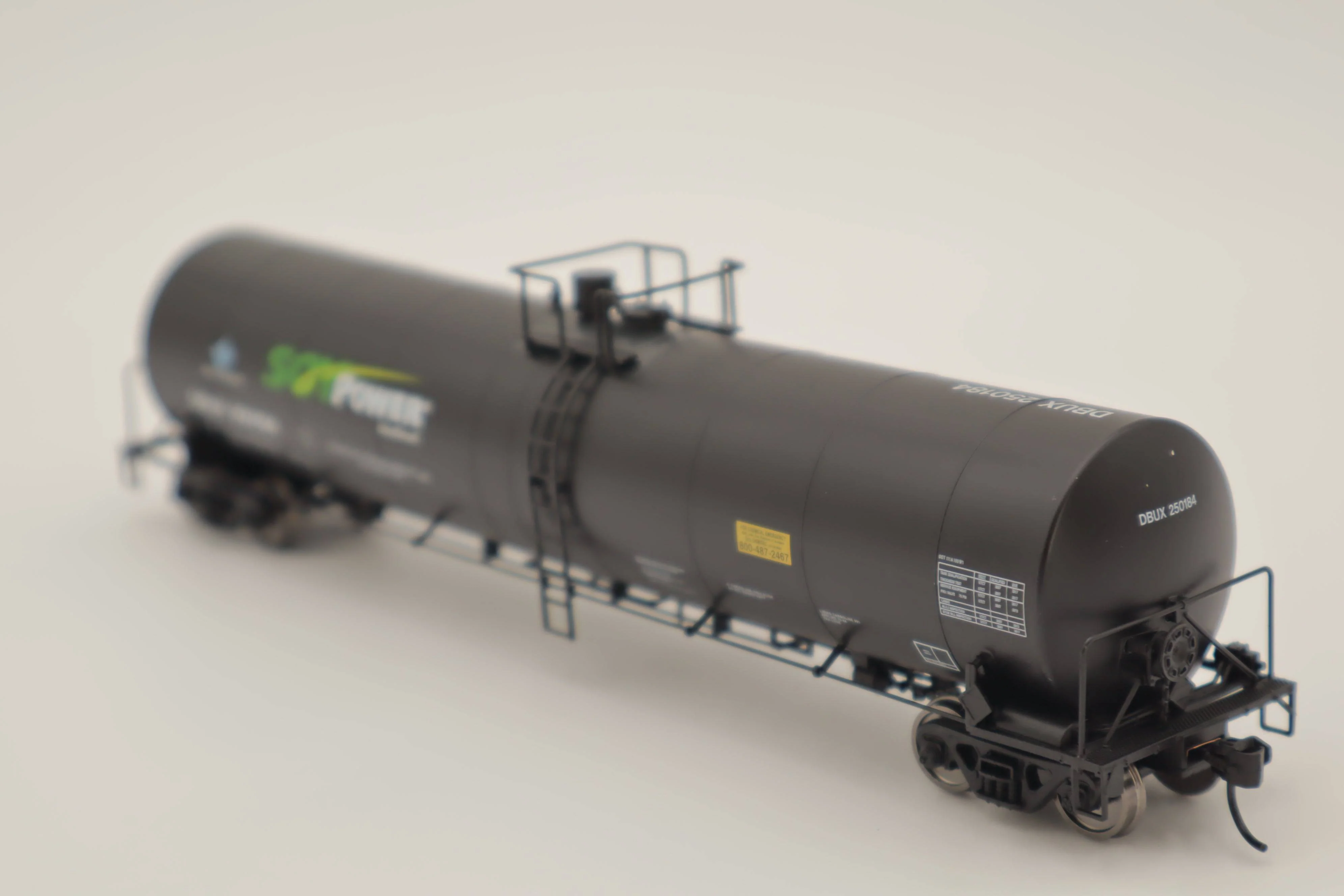 Walthers HO 910-48240 - Mainline - Trinity 25,000-Gallon Tank Car "DBUX" #250187 (Soy Power) - Image 3