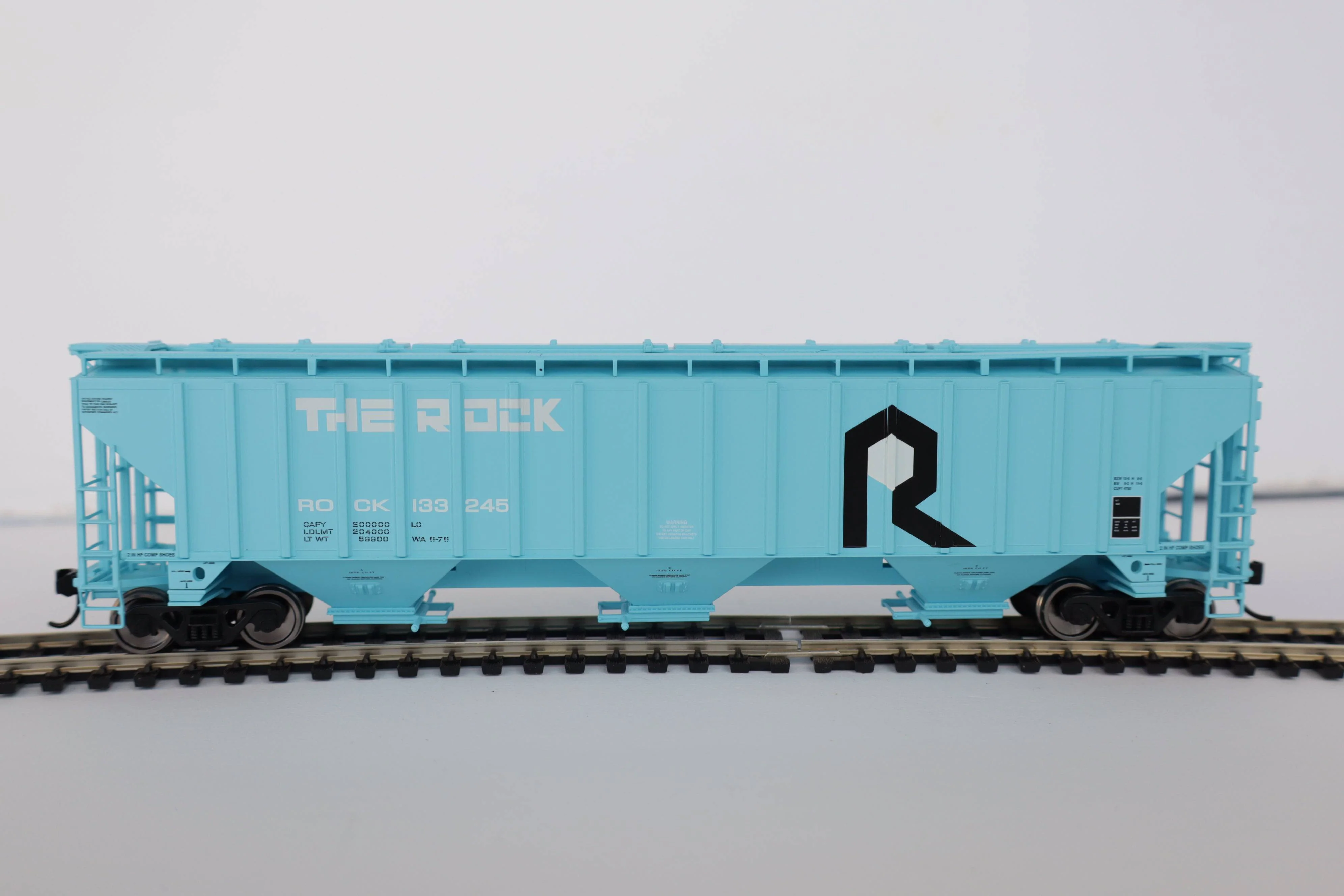 Walthers HO 910-49066 - Mainline - 57' Trinity 4750 3-Bay Covered Hopper "Rock Island" #133266 - Image 2