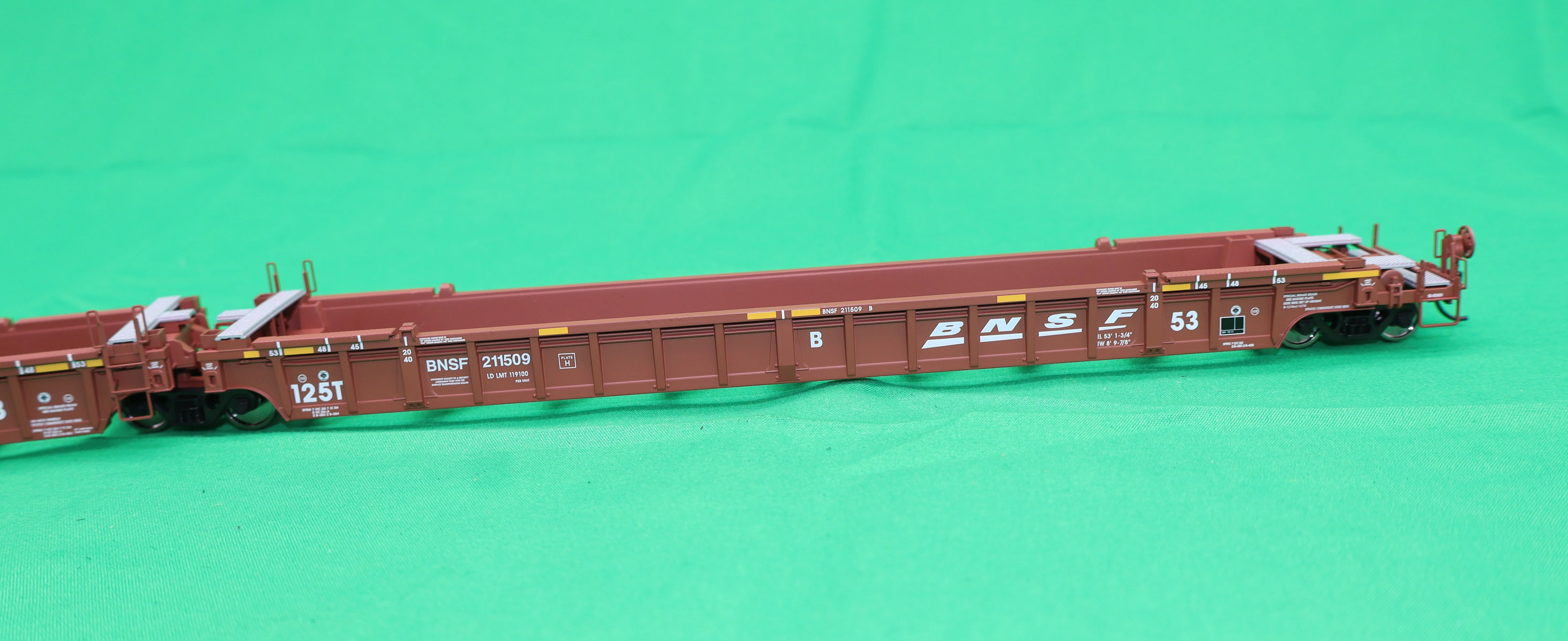 Walthers HO 910-55817 - Mainline - NSC Articulated 3-Unit 53' Well Car "BNSF" #211509 - Image 4