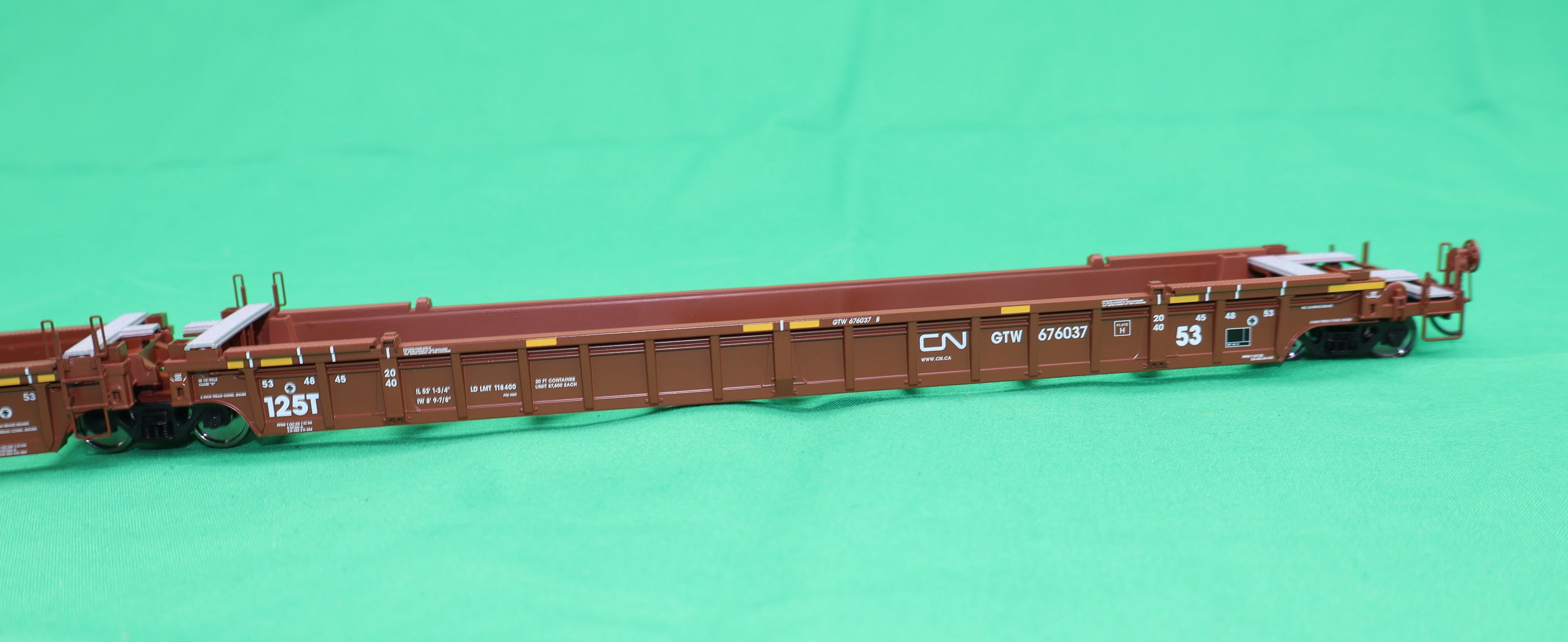 Walthers HO 910-55821 - Mainline - NSC Articulated 3-Unit 53' Well Car "Canadian National" #676037 (GTW) - Image 4