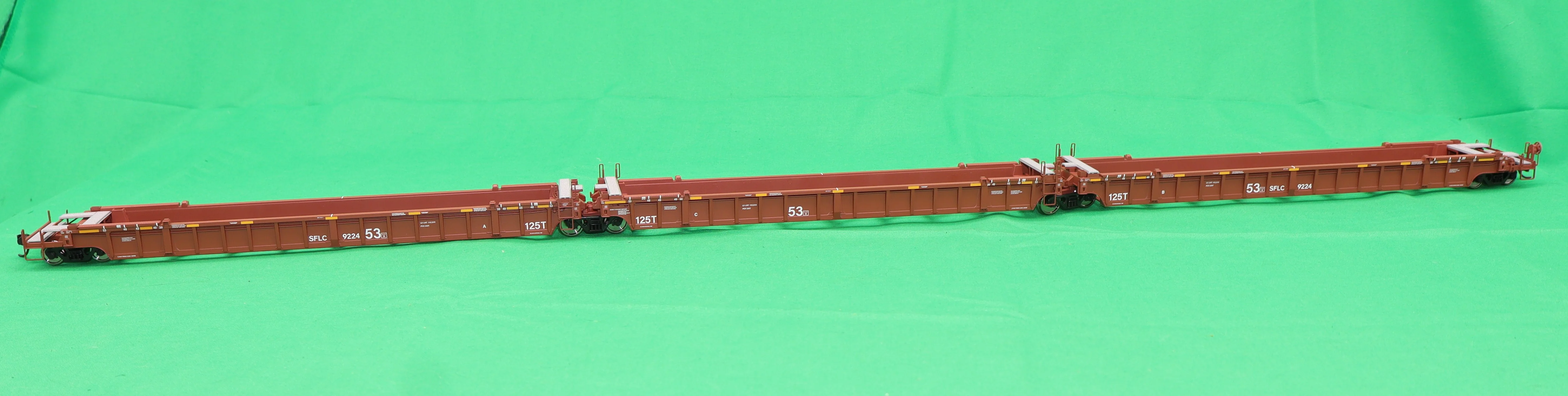 Walthers HO 910-55823 - Mainline - NSC Articulated 3-Unit 53' Well Car "Santa Fe" #9224 (SFLC)