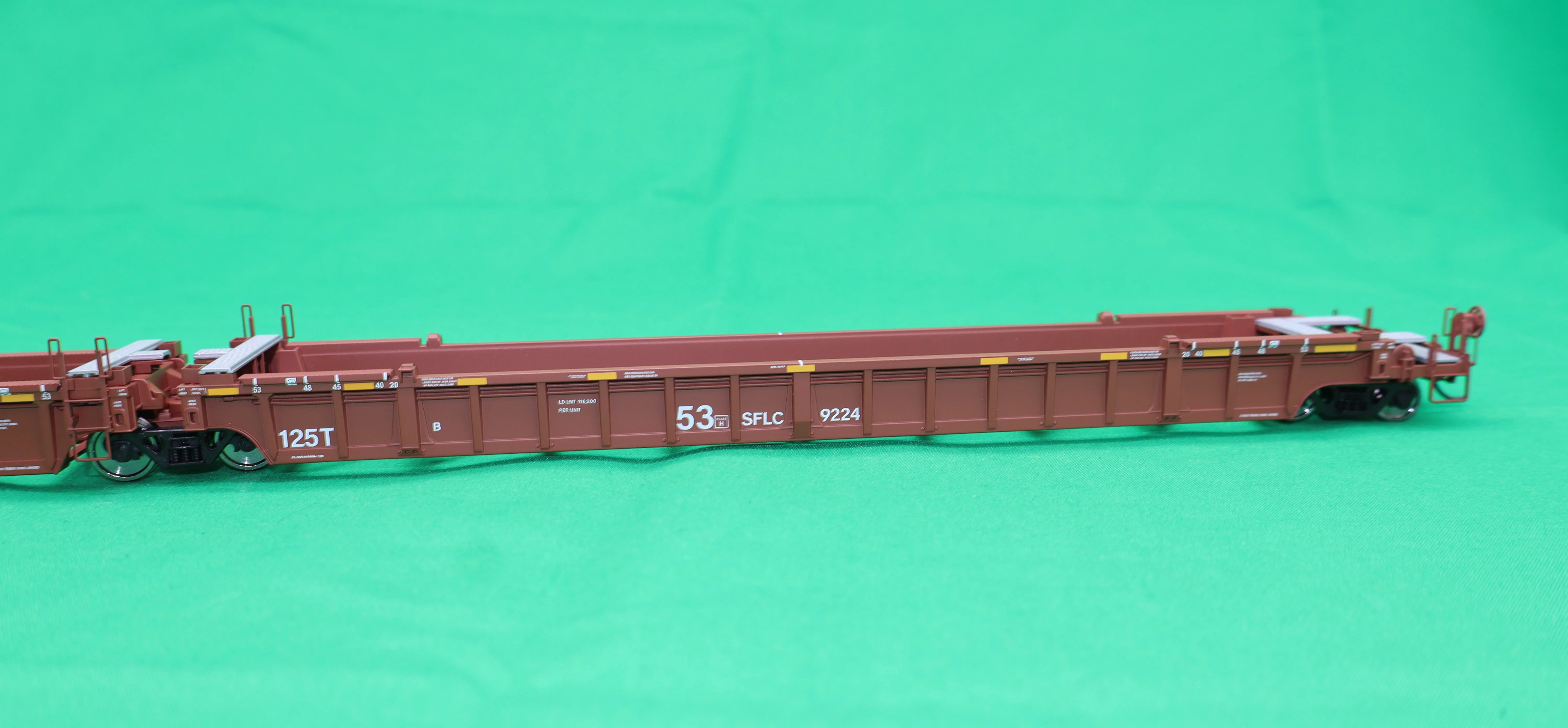 Walthers HO 910-55823 - Mainline - NSC Articulated 3-Unit 53' Well Car "Santa Fe" #9224 (SFLC) - Image 4
