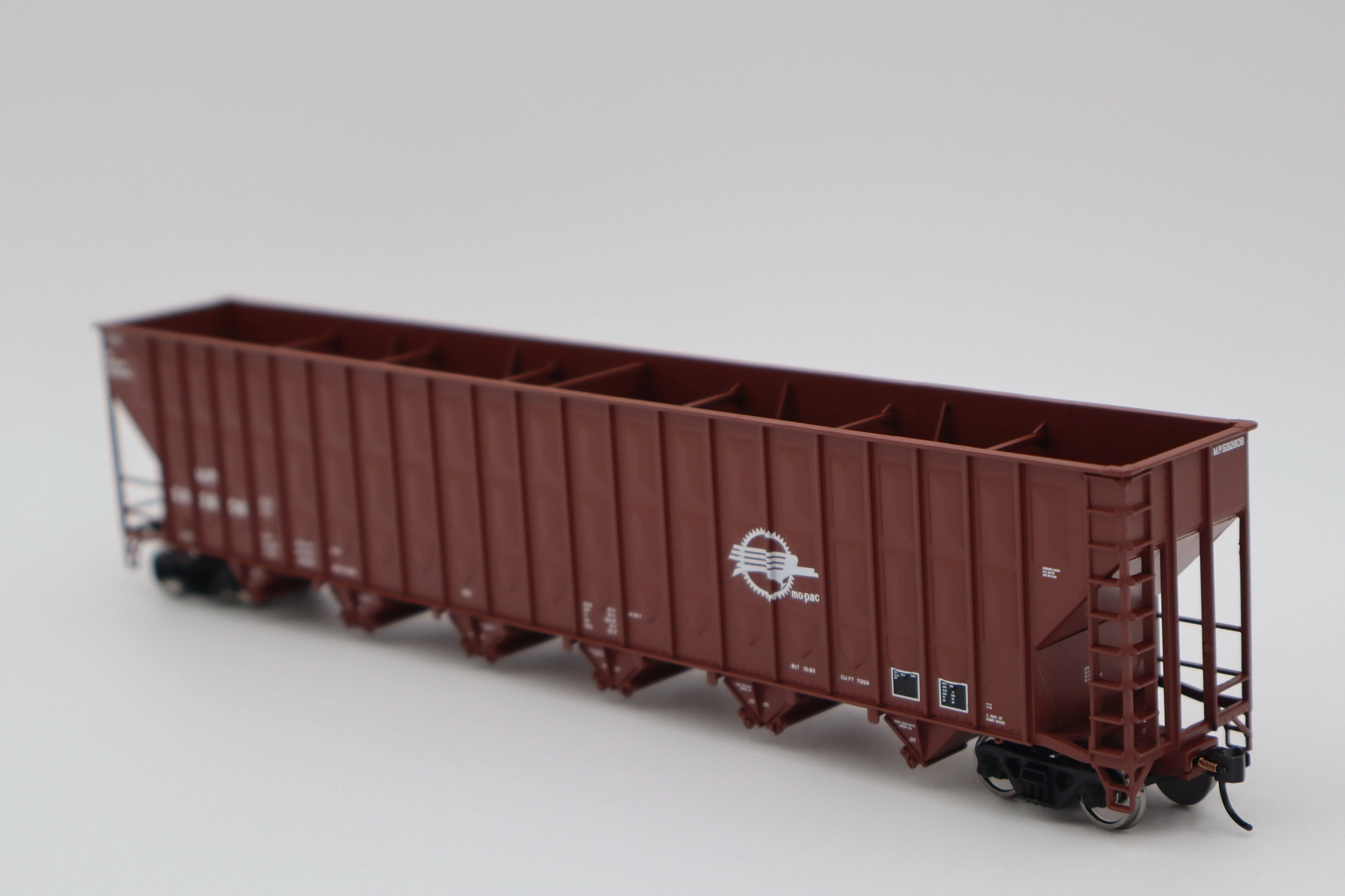 Walthers HO 910-56355 - Mainline - 73' Greenville 7,000 Cubic Foot Wood Chip Hopper "Missouri Pacific" #592904 - Image 3