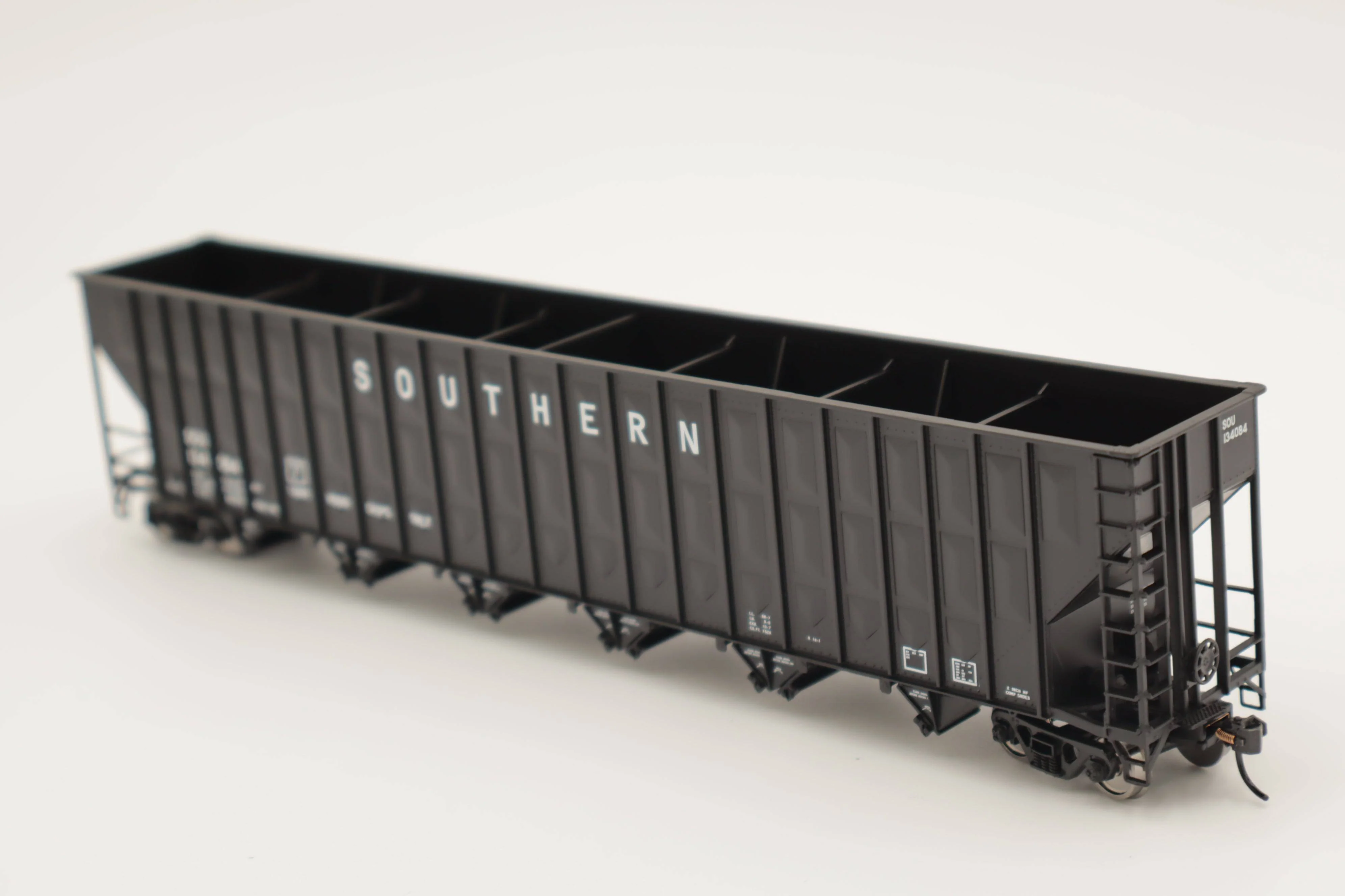 Walthers HO 910-56373 - Mainline - 73' Greenville 7,000 Cubic Foot Wood Chip Hopper "Southern" #134215 (black) - Image 3
