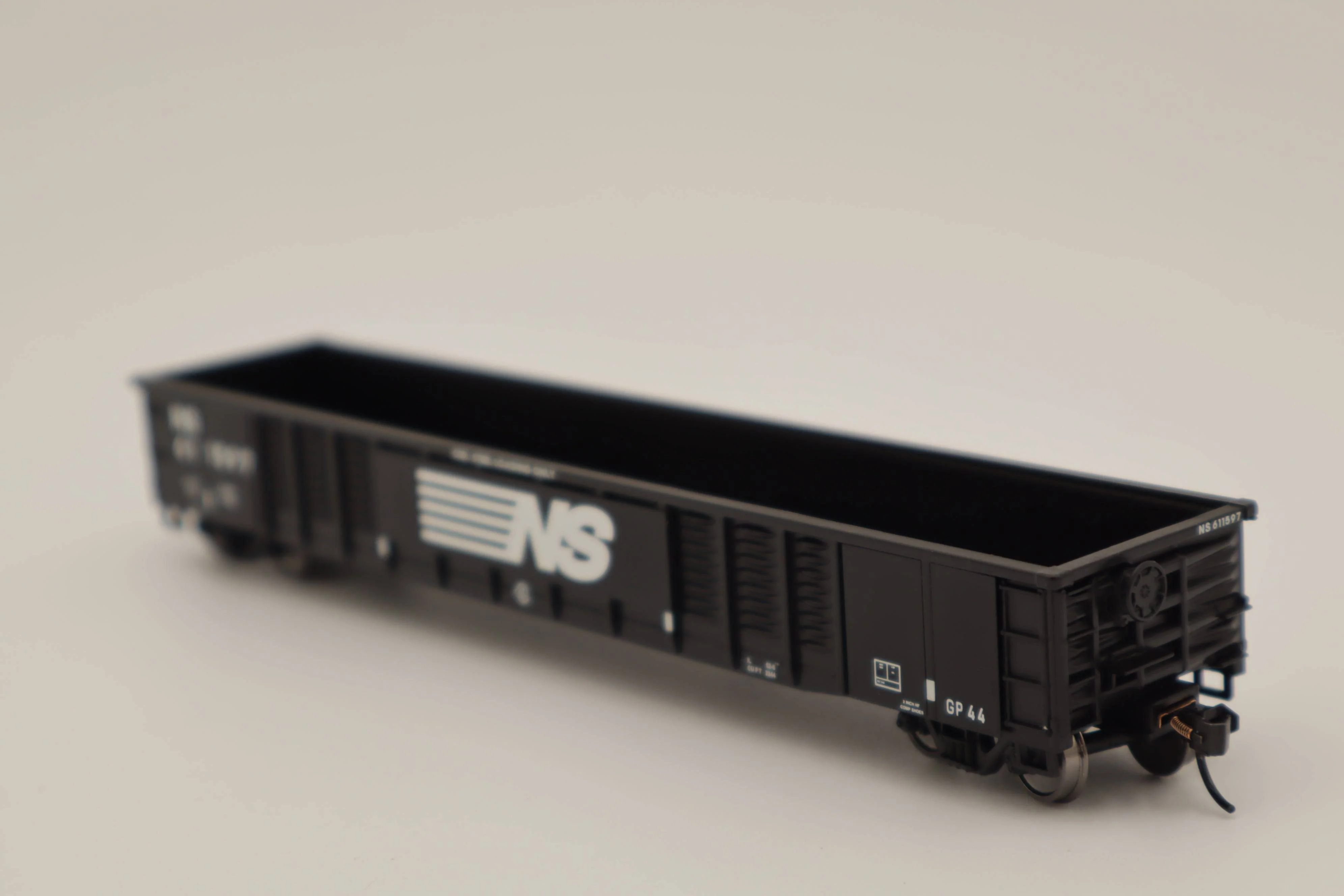 Walthers HO 910-6083 - Mainline - 53' Corrugated-Side Gondola "Norfolk Southern" #611597 - Image 3