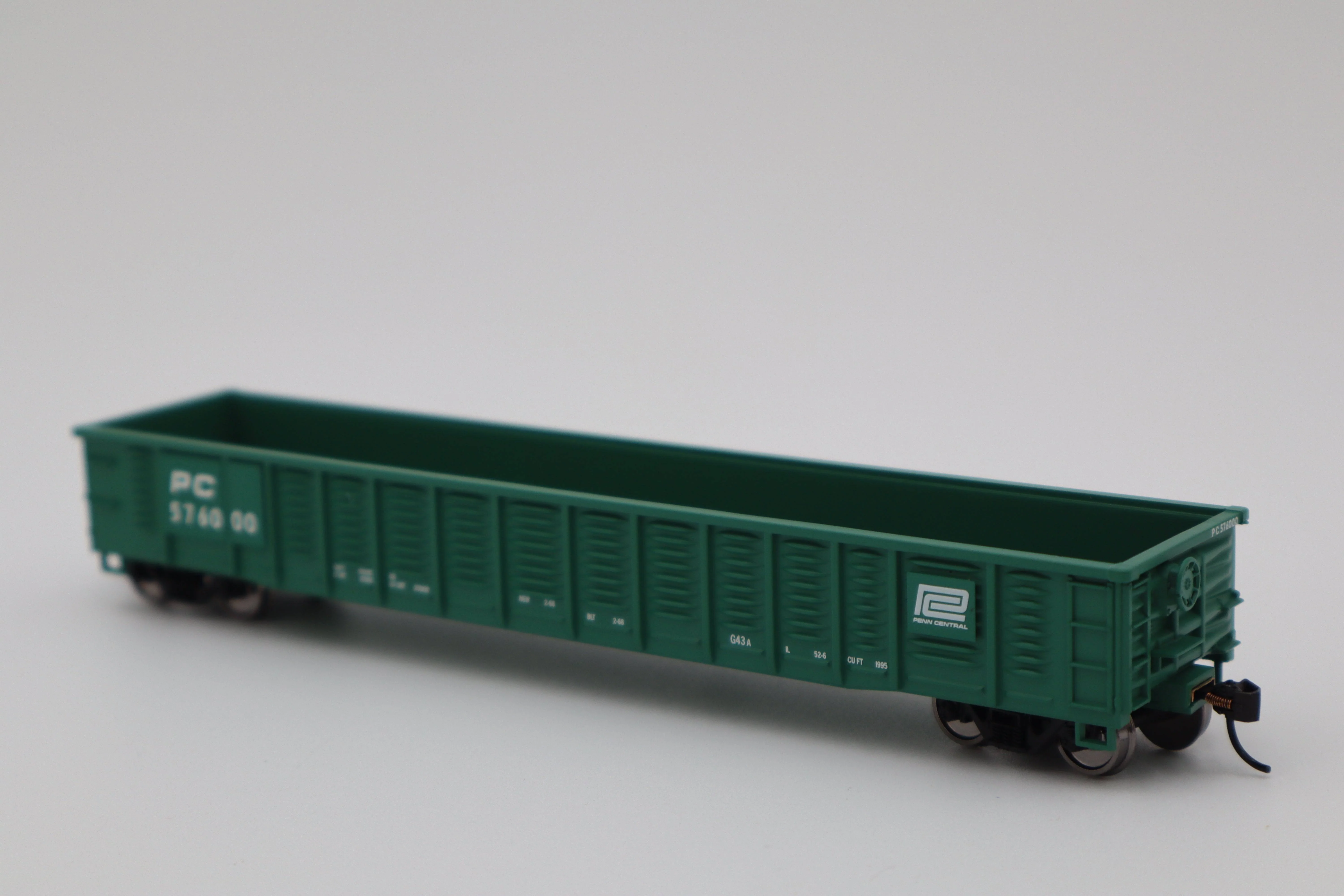 Walthers HO 910-6087 - Mainline - 53' Corrugated-Side Gondola "Penn Central" #576000 - Image 3