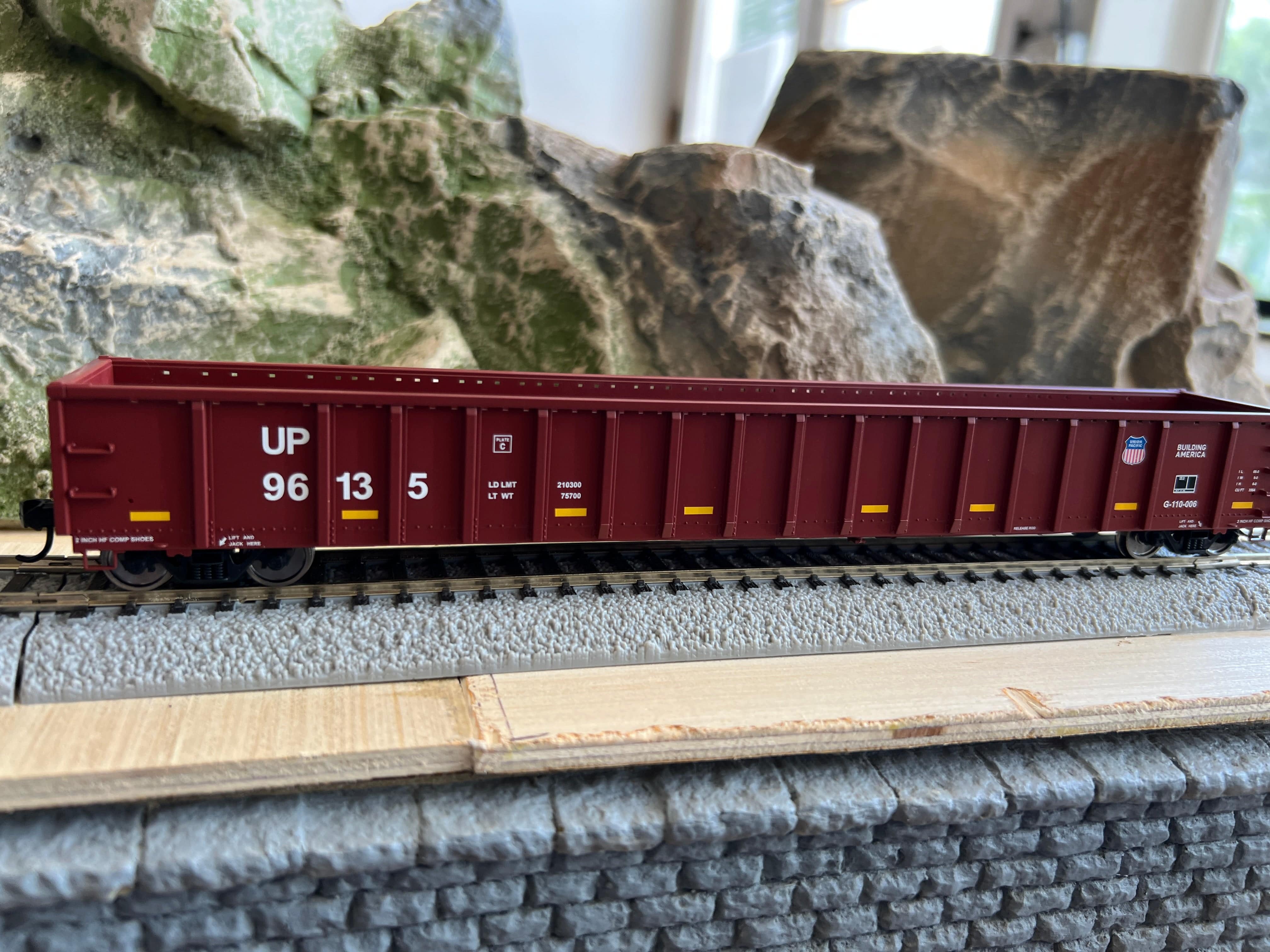 Walthers HO 910-6481 - Mainline - 68' Railgon Gondola "Union Pacific" #96135 - Image 2