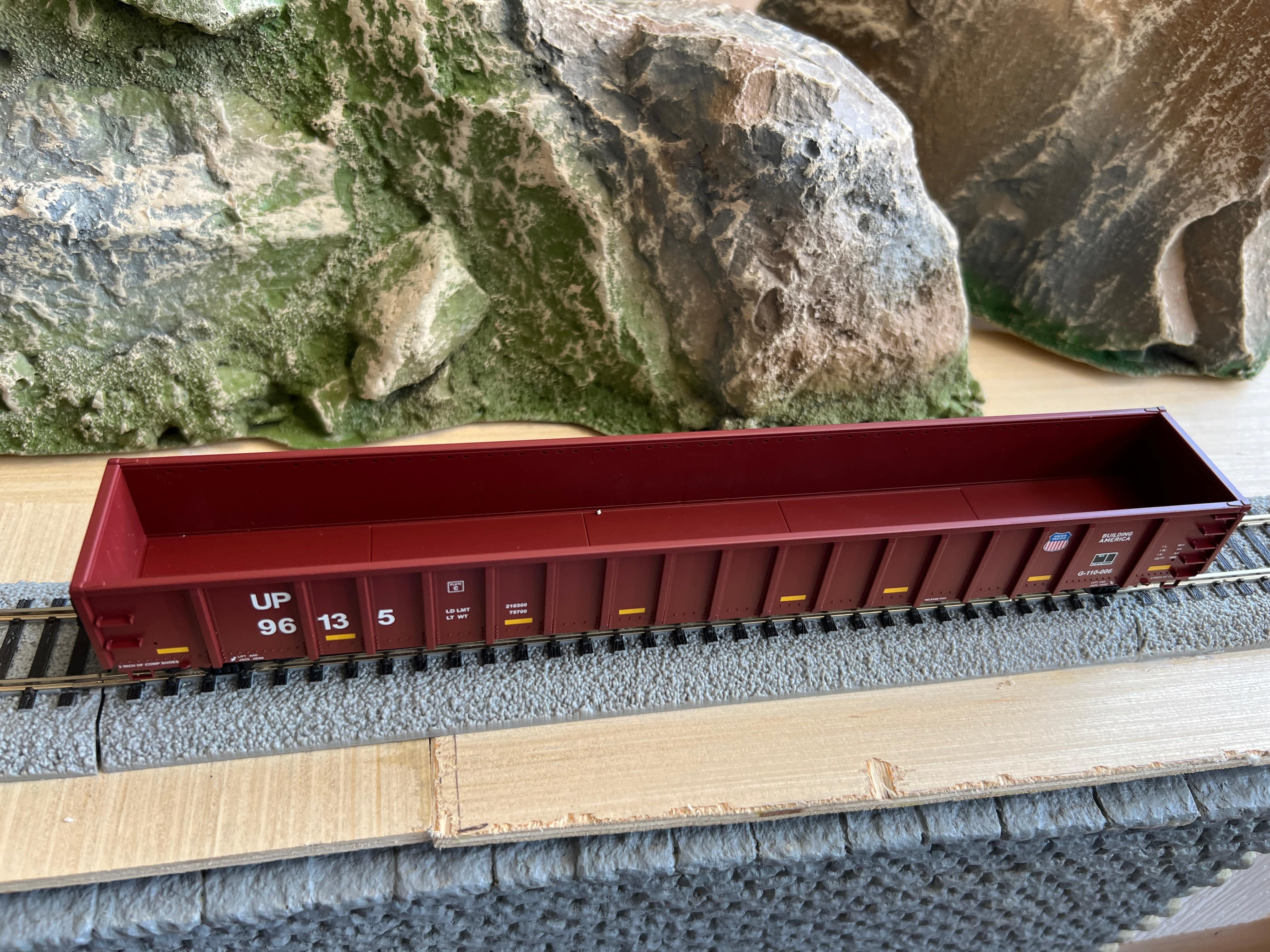 Walthers HO 910-6483 - Mainline - 68' Railgon Gondola "Union Pacific" #96212 - Image 3