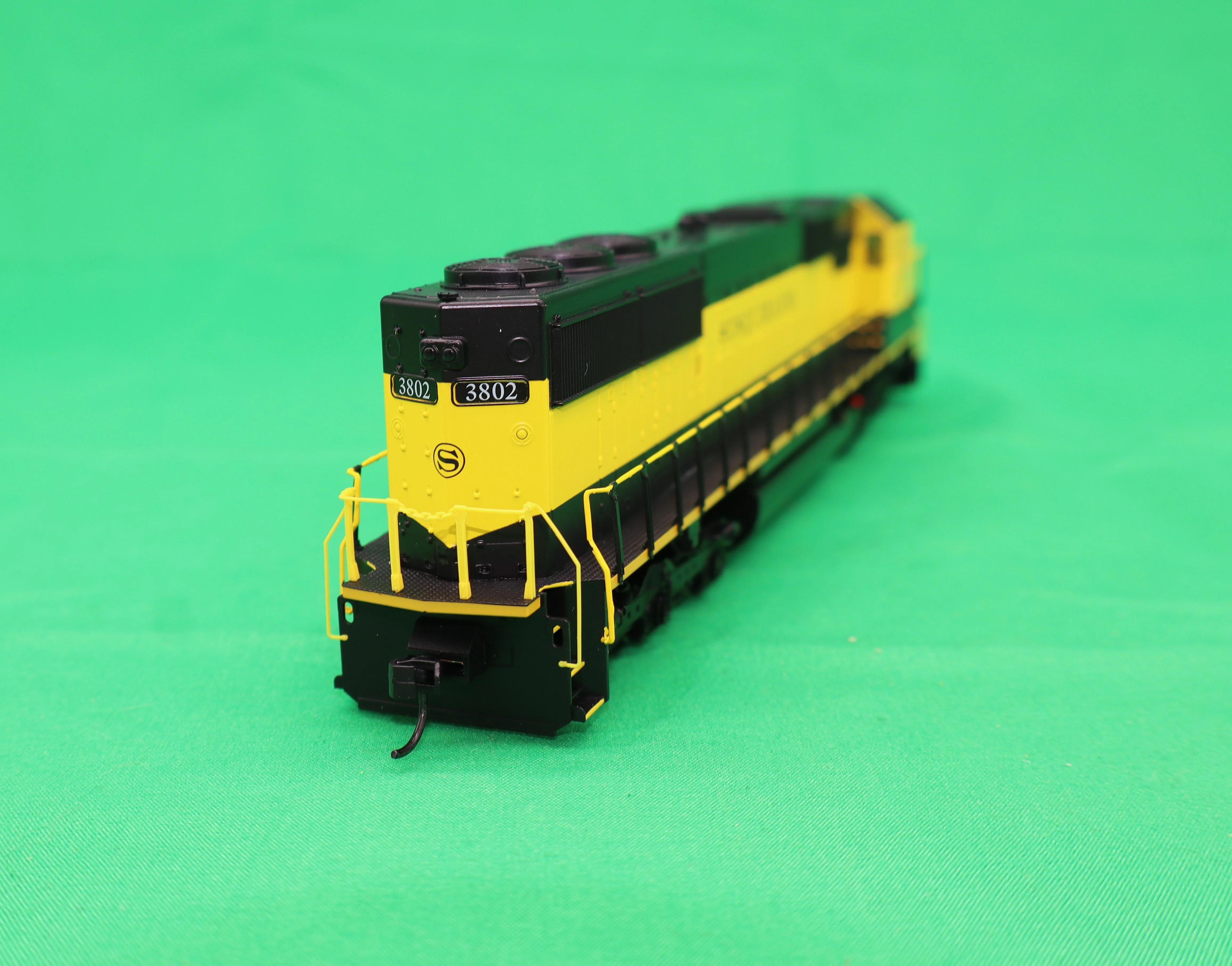 Walthers HO 910-9768 - Mainline - EMD SD60 Spartan Cab Diesel Locomotive "New York, Susquehanna & Western" #3802 (Standard DC) - Image 3