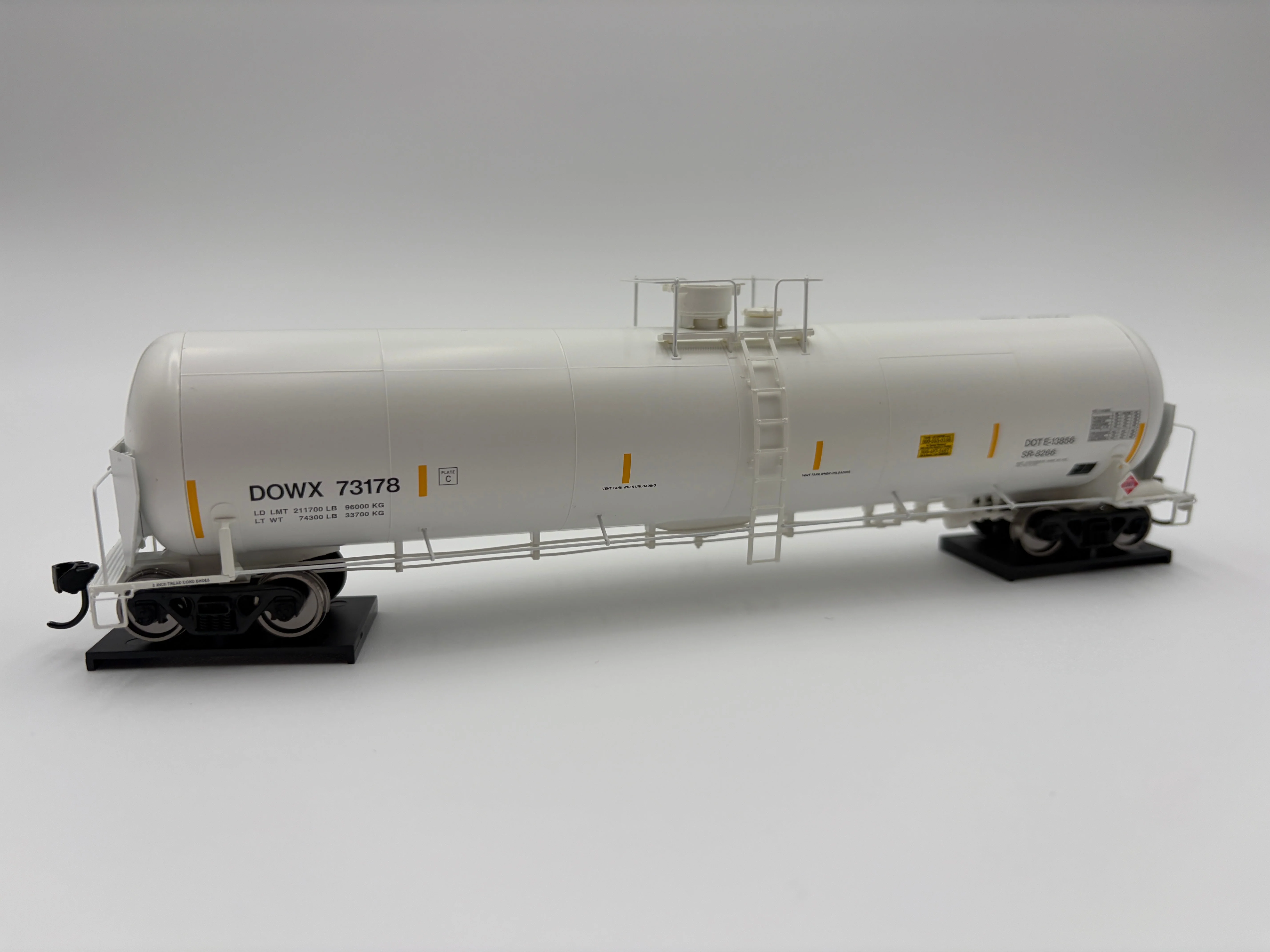 Walthers HO 920-100766 - Proto - 55' Trinity Modified 30,145-Gallon Tank Car "Dow Chemical" #73178 (DOWX)