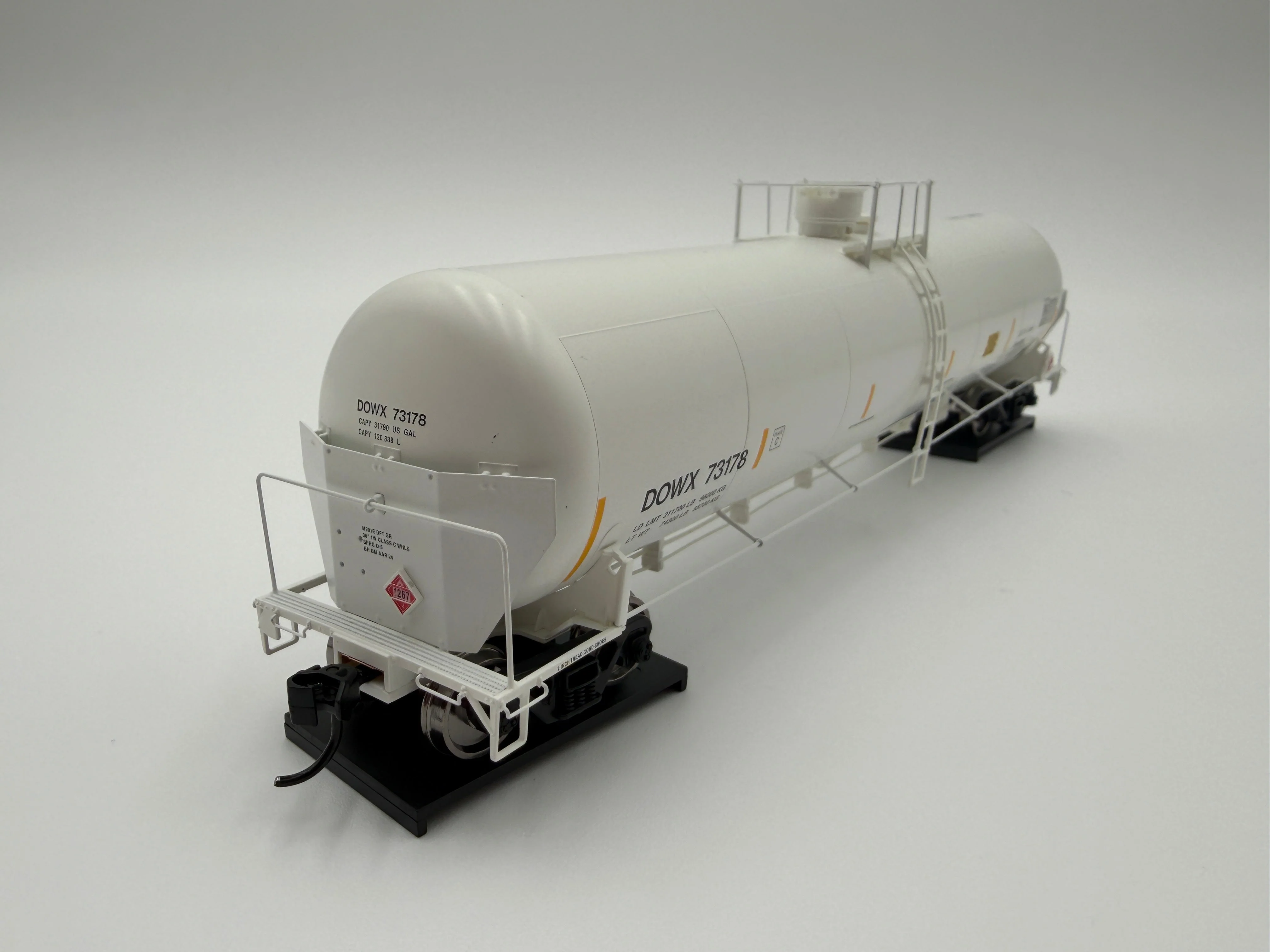 Walthers HO 920-100766 - Proto - 55' Trinity Modified 30,145-Gallon Tank Car "Dow Chemical" #73178 (DOWX) - Image 2