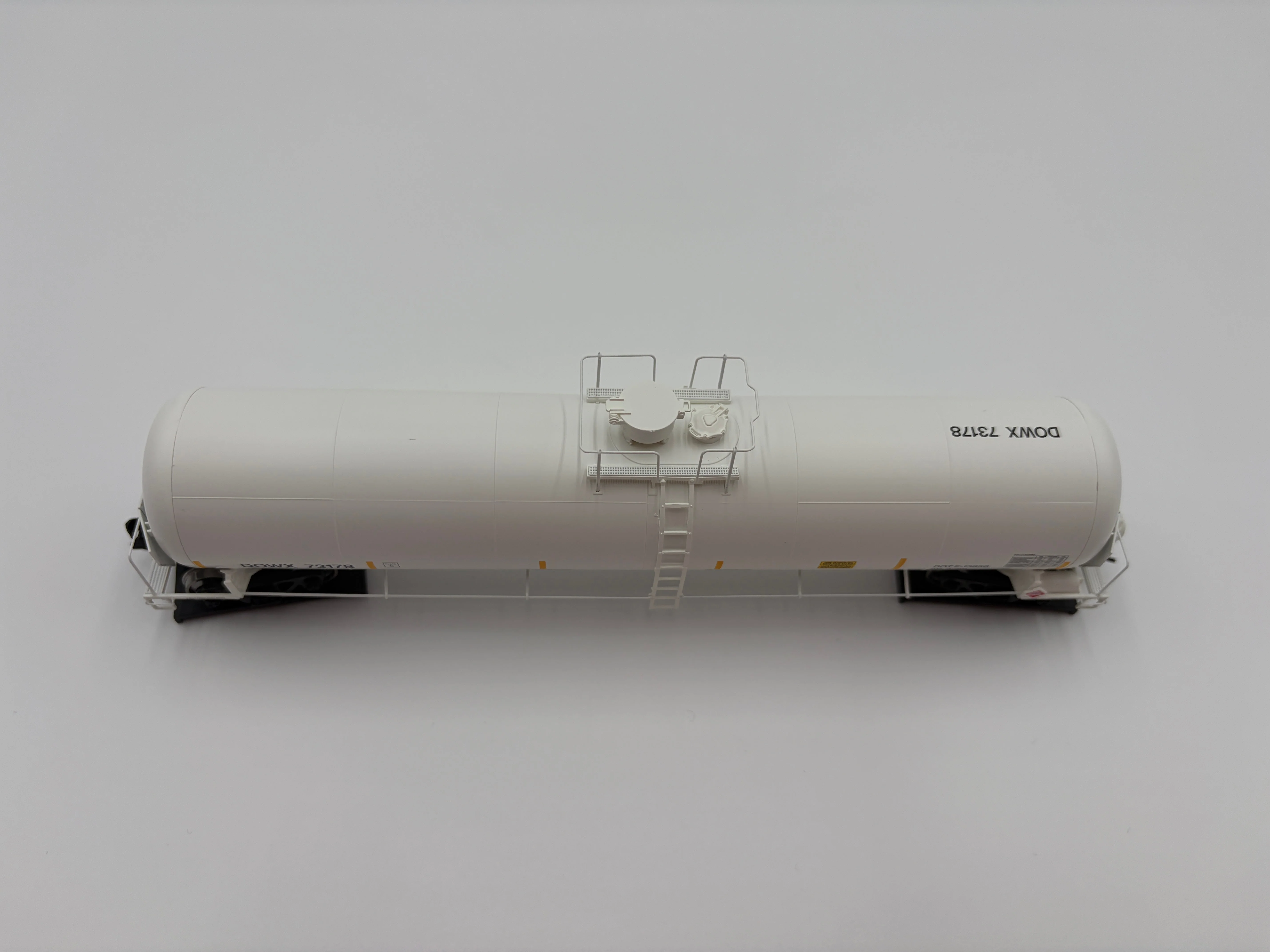 Walthers HO 920-100766 - Proto - 55' Trinity Modified 30,145-Gallon Tank Car "Dow Chemical" #73178 (DOWX) - Image 3