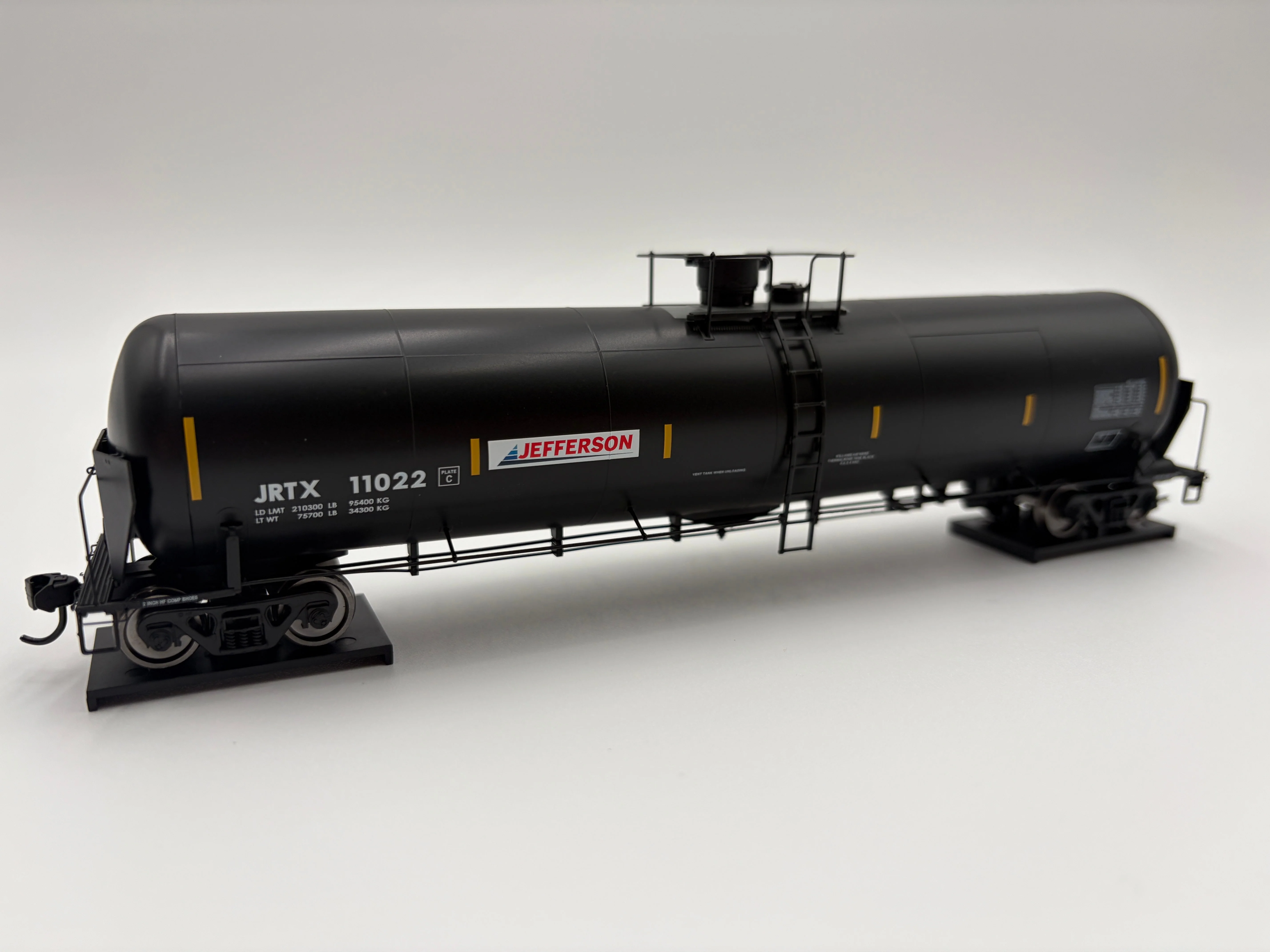 Walthers HO 920-100770 - Proto - 55' Trinity Modified 30,145-Gallon Tank Car "Jefferson" #11022 (JRTX)