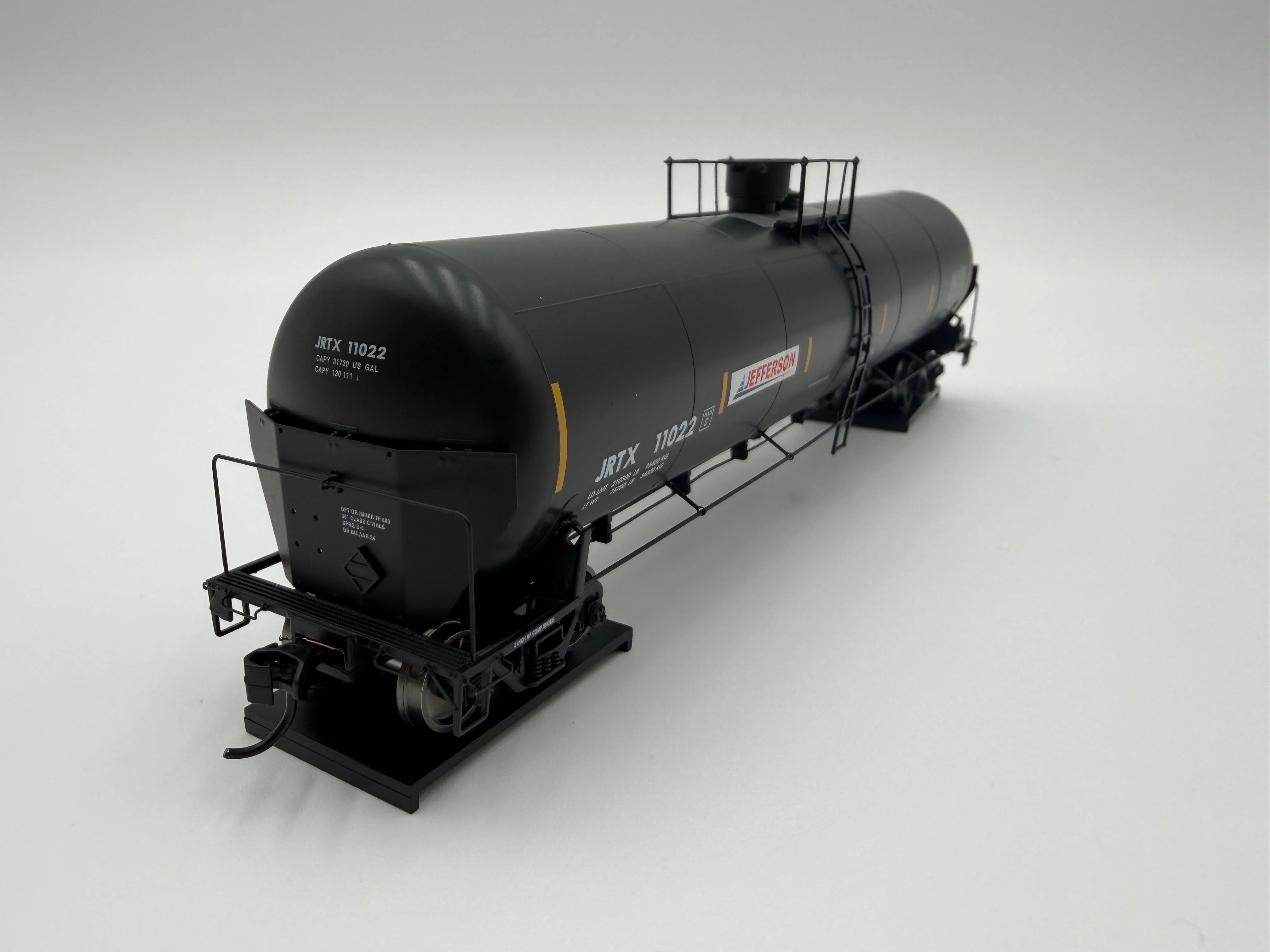 Walthers HO 920-100771 - Proto - 55' Trinity Modified 30,145-Gallon Tank Car "Jefferson" #11048 (JRTX) - Image 2