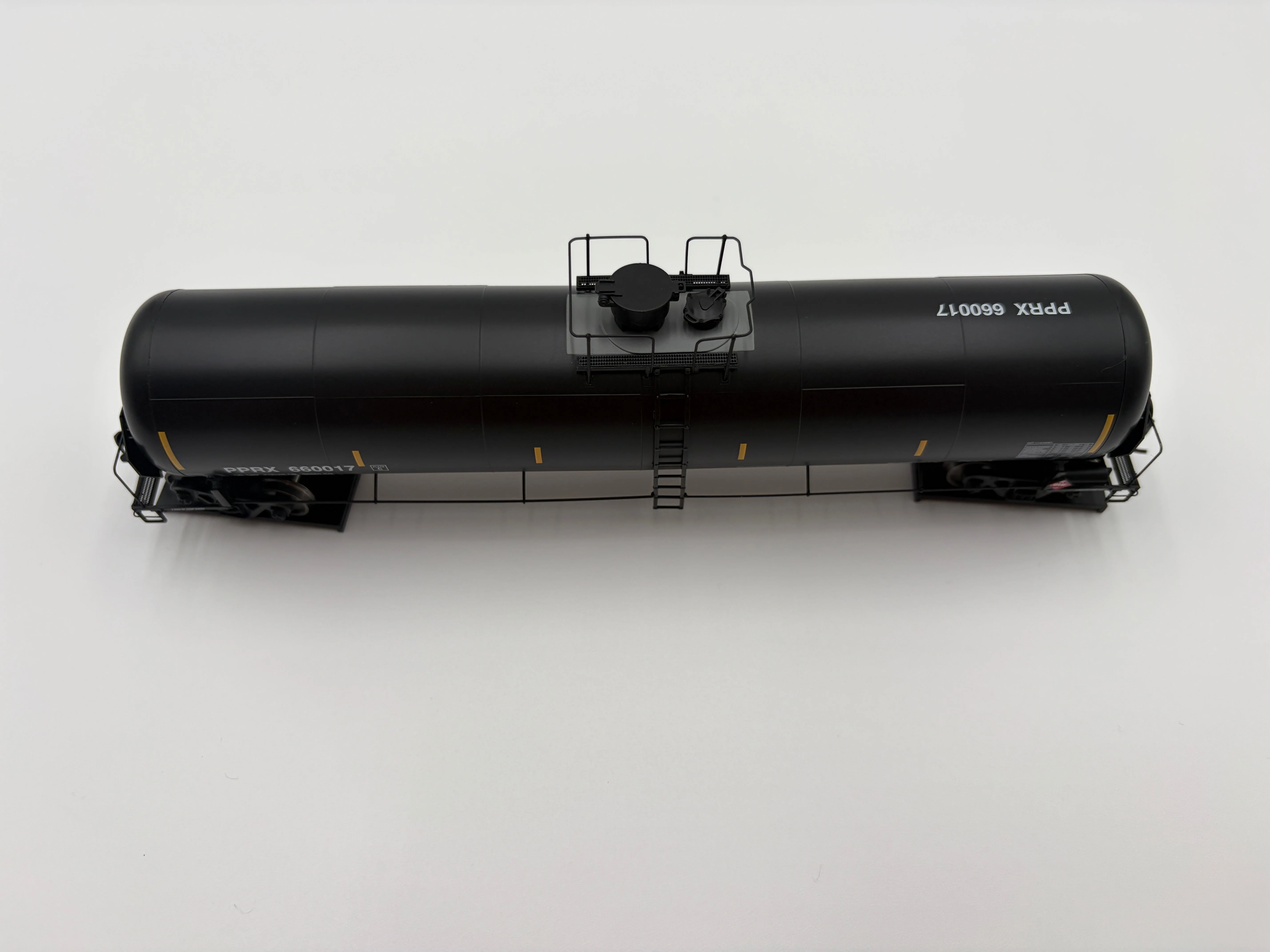 Walthers HO 920-100776 - Proto - 55' Trinity Modified 30,145-Gallon Tank Car "Conoco Phillips" #660440 (PPRX) - Image 3