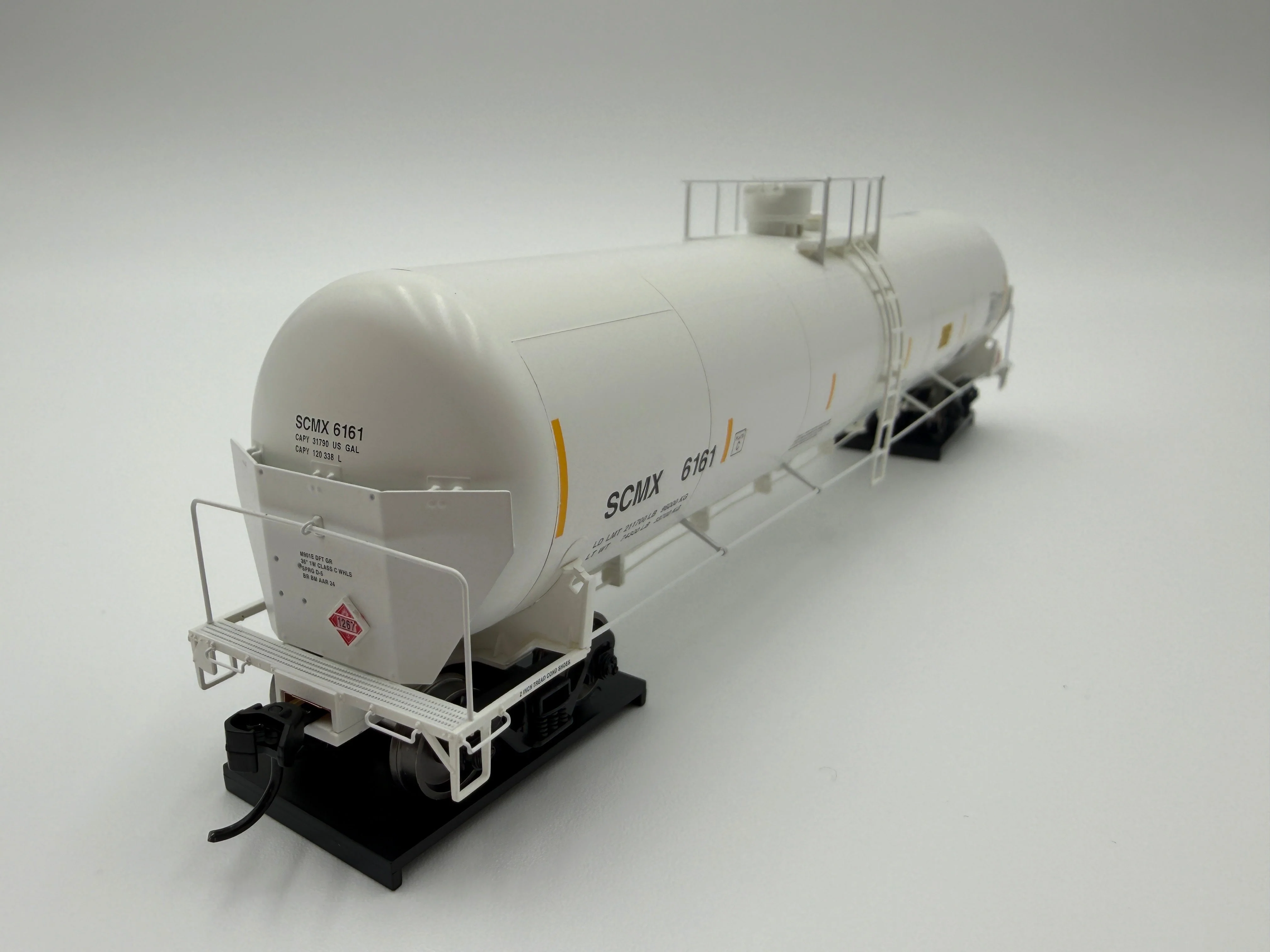 Walthers HO 920-100779 - Proto - 55' Trinity Modified 30,145-Gallon Tank Car "Shell Oil" #6284 (SCMX) - Image 2