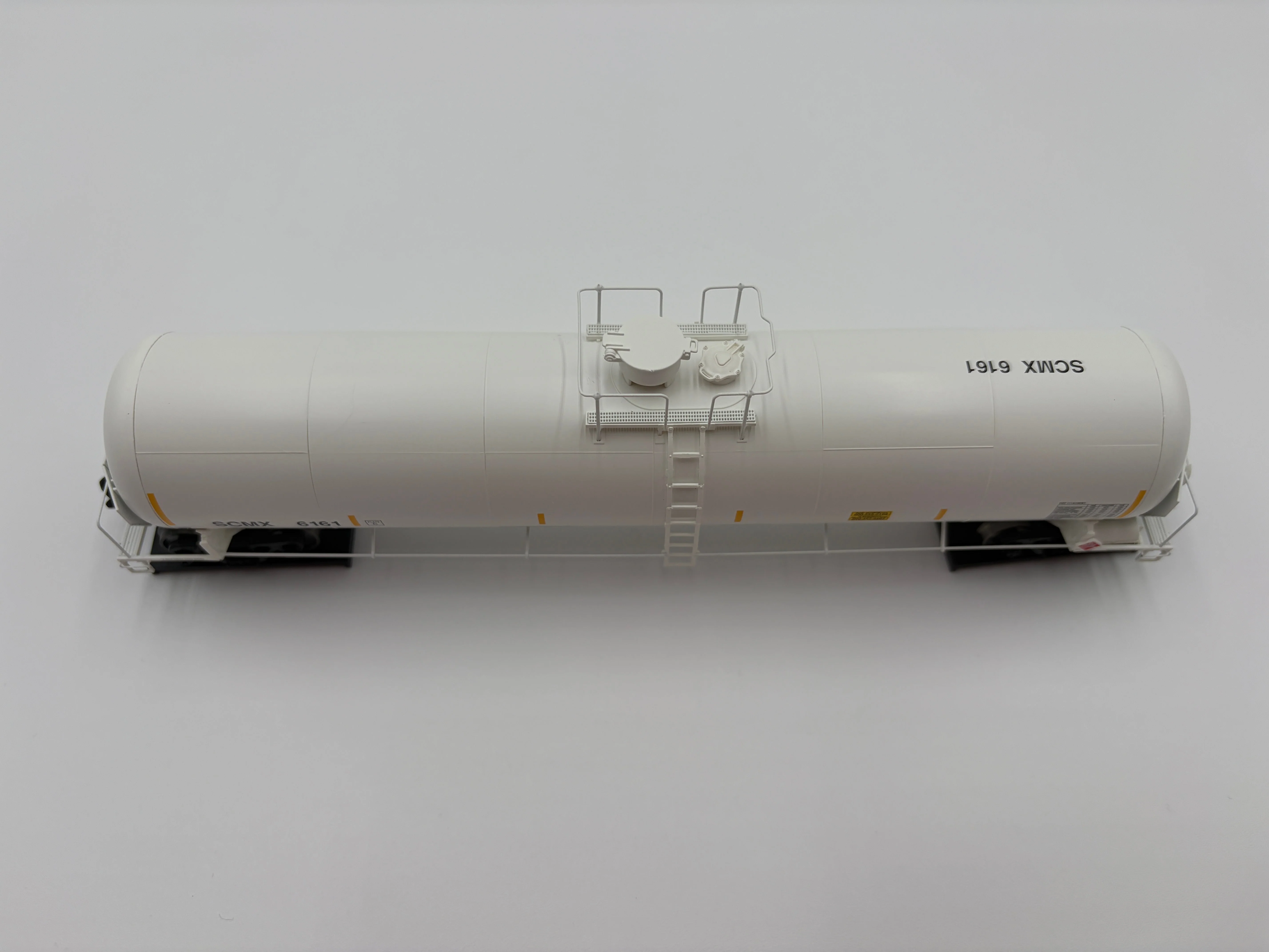 Walthers HO 920-100780 - Proto - 55' Trinity Modified 30,145-Gallon Tank Car "Shell Oil" #6492 (SCMX) - Image 3