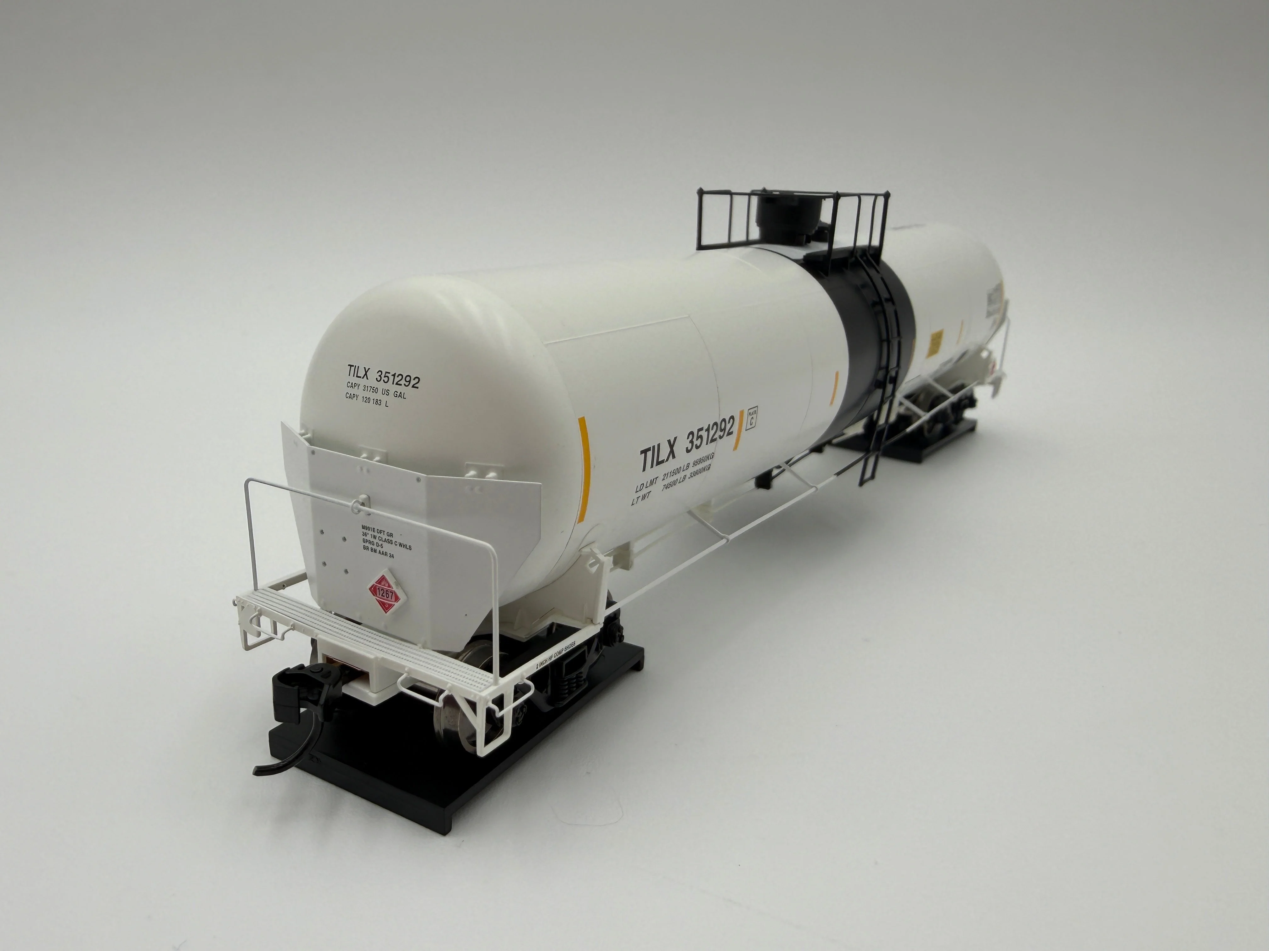 Walthers HO 920-100785 - Proto - 55' Trinity Modified 30,145-Gallon Tank Car "Trinity Industries Leasing" #351469 (TILX) - Image 2