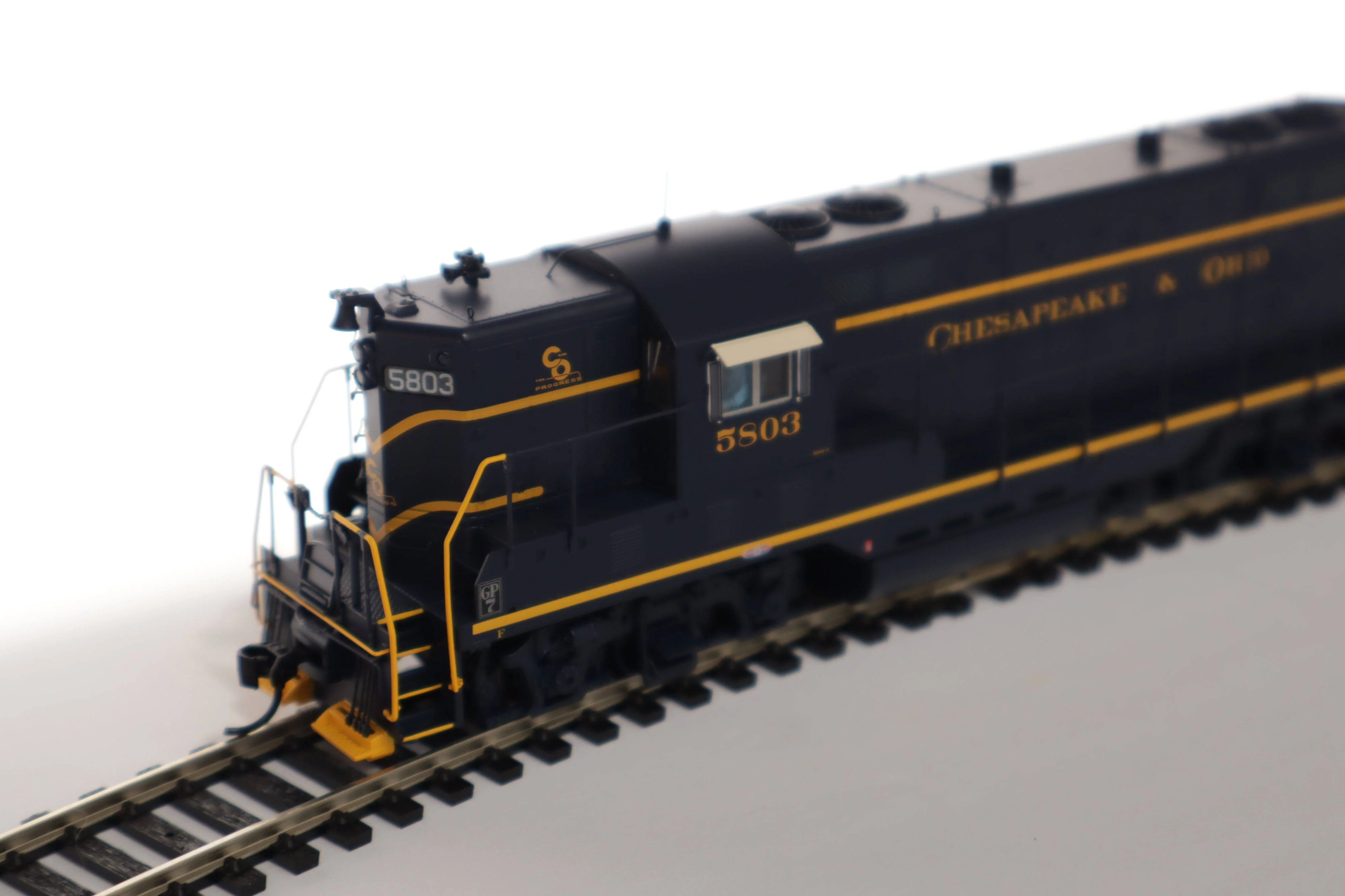 Walthers HO 920-42417 - Proto - EMD GP7 Diesel Locomotive "Chesapeake & Ohio" #5803 w/ DCC/Sound - Image 2