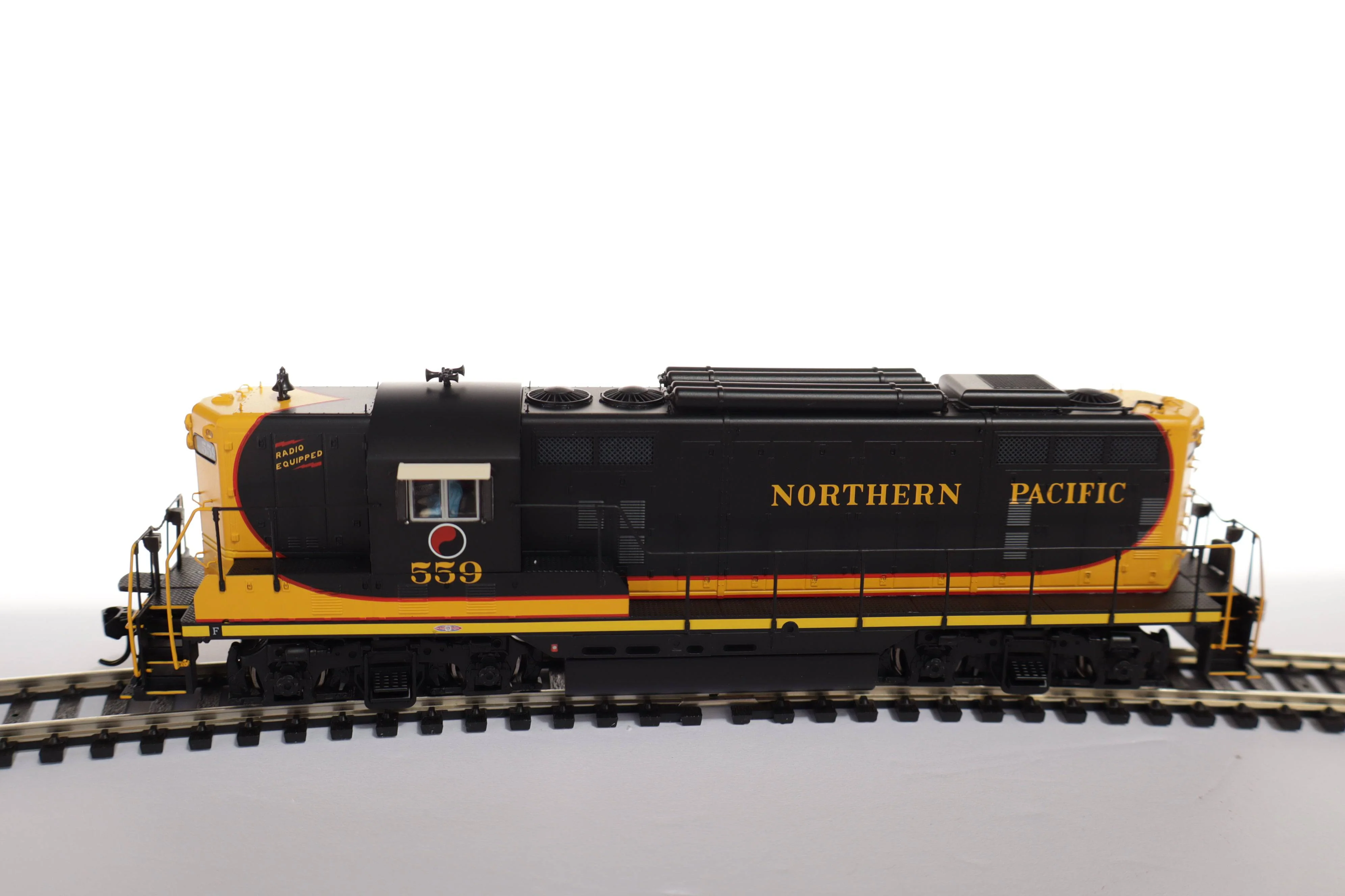 Walthers HO 920-42424 - Proto - EMD GP7 Diesel Locomotive "Northern Pacific" #562 w/ DCC/Sound - Image 4