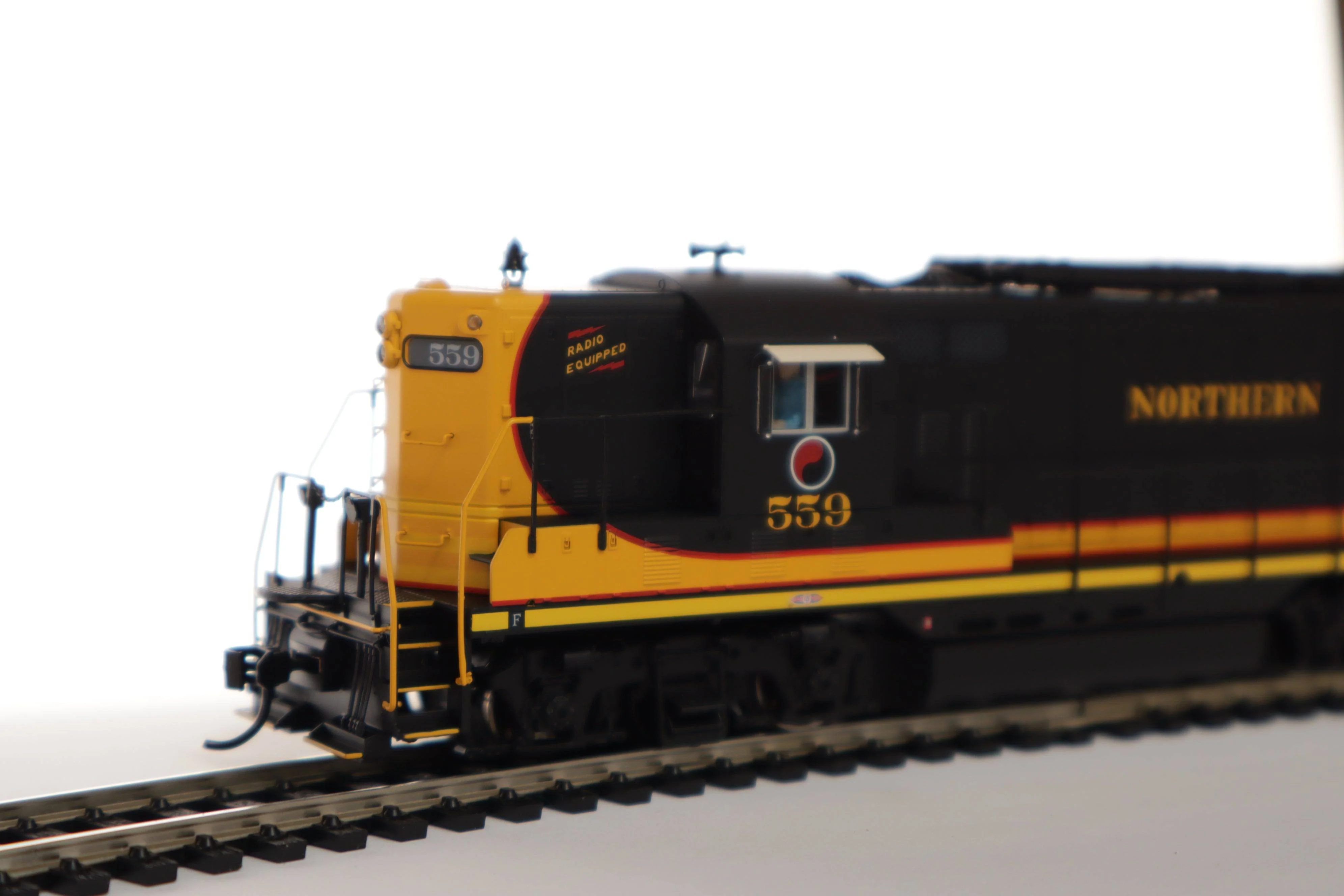 Walthers HO 920-49424 - Proto - EMD GP7 Diesel Locomotive "Northern Pacific" #563 - Image 2