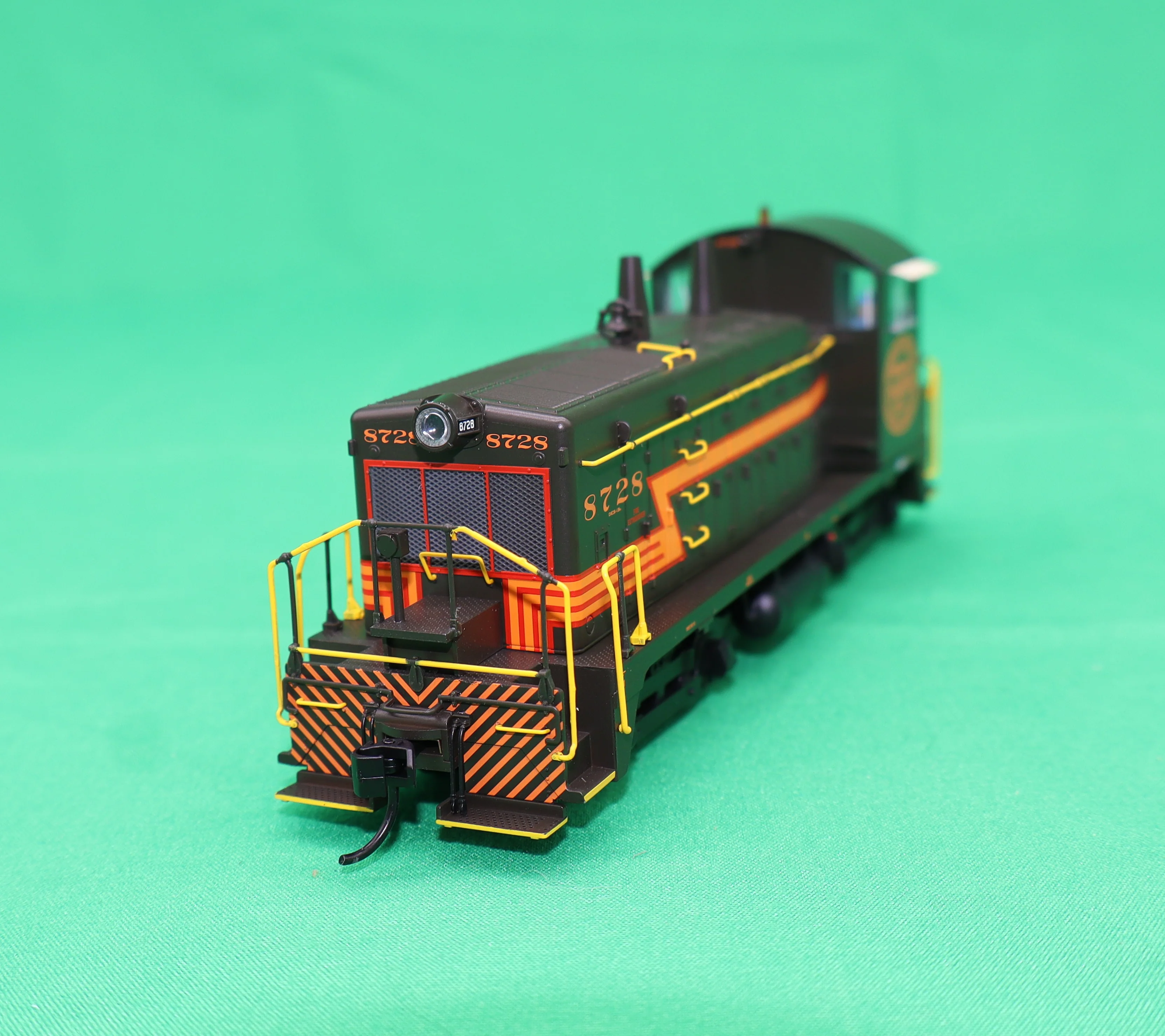 Walthers HO 920-50503 - Proto - EMD NW2 Diesel Locomotive "Indiana Harbor Belt" #8728 (Standard DC) - Image 2