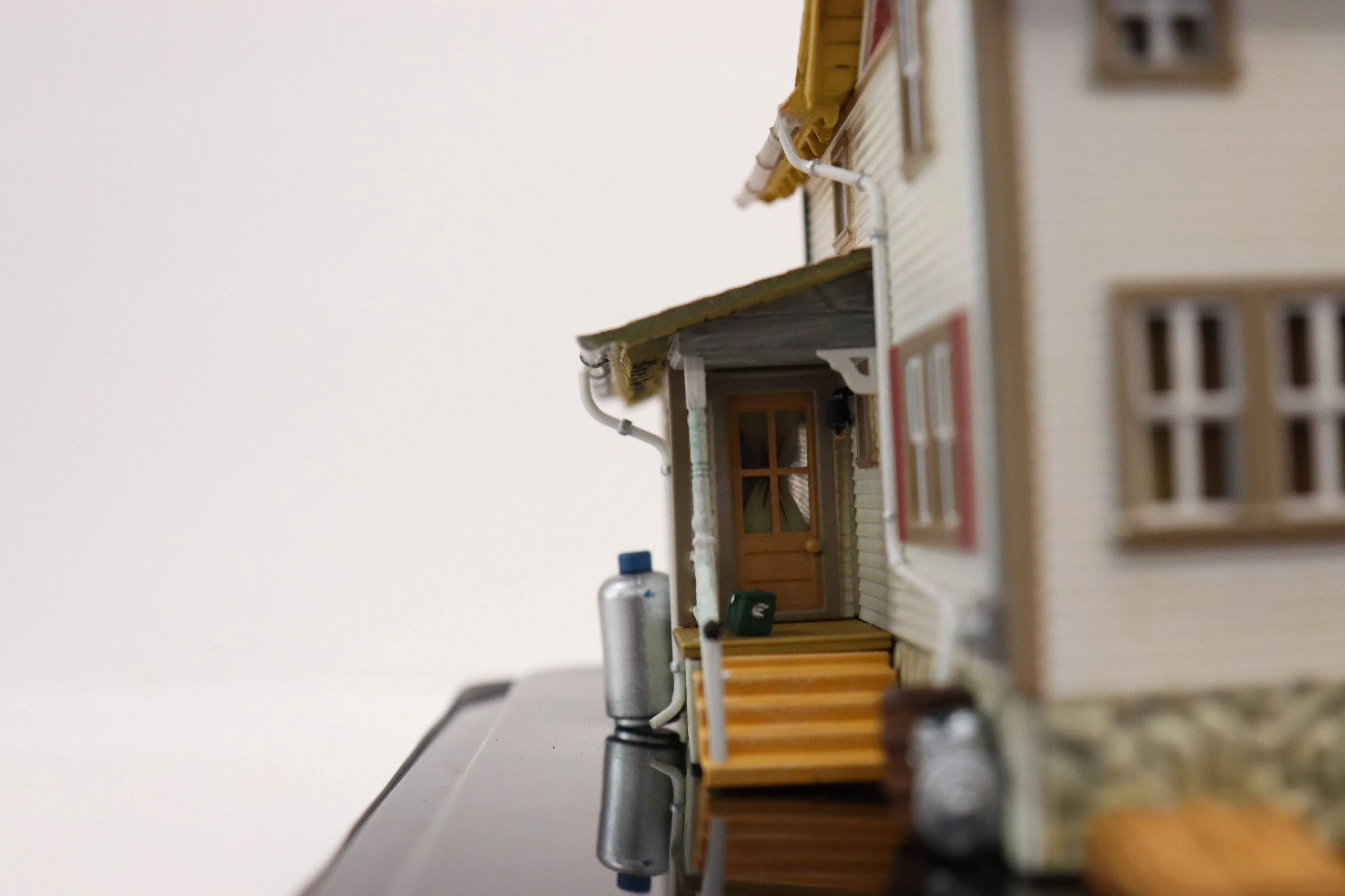 Woodland Scenics HO BR5046 - Corner Porch House - Image 5