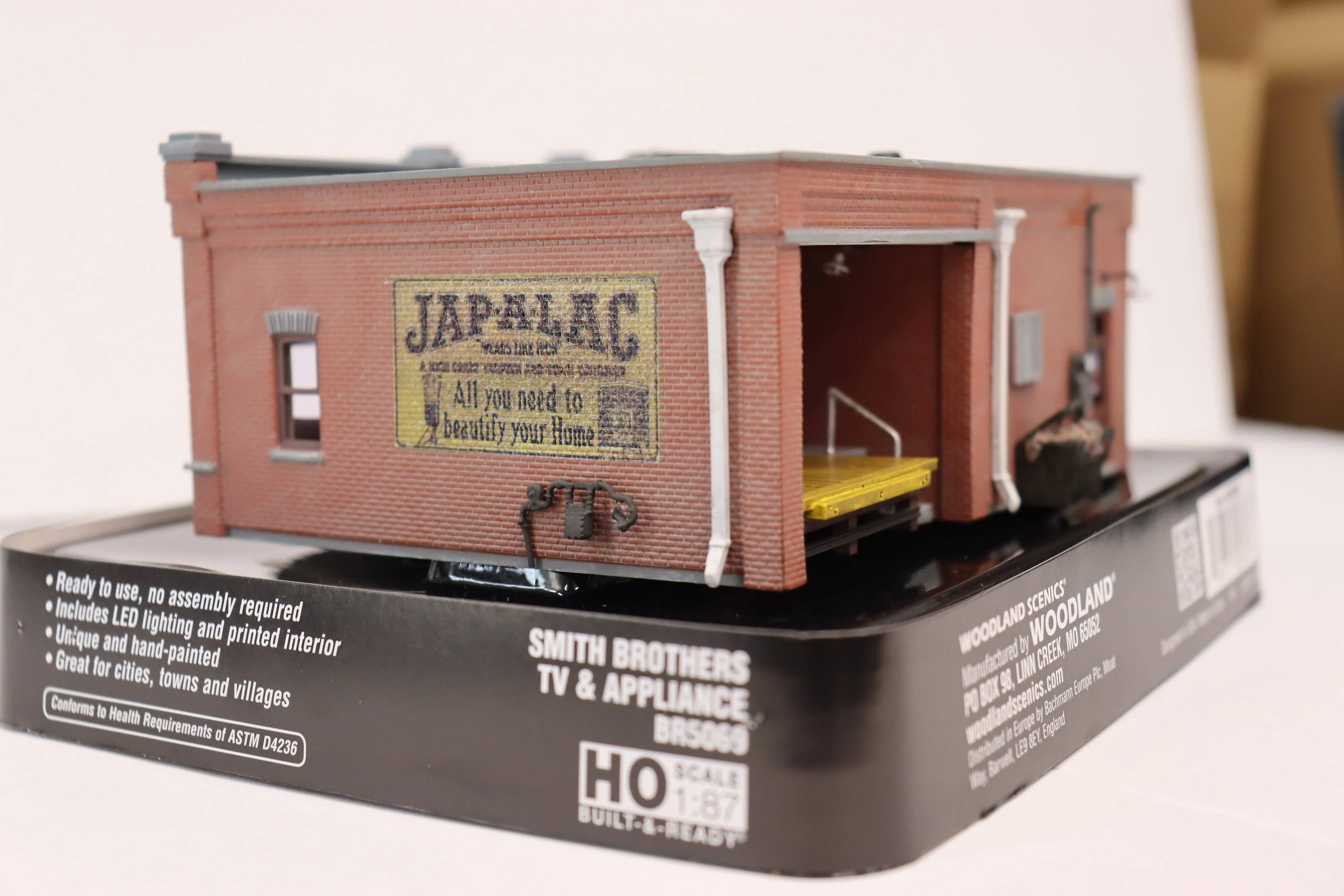 Woodland Scenics HO BR5069 - Smith Brothers TV & Appliance Store - Image 4